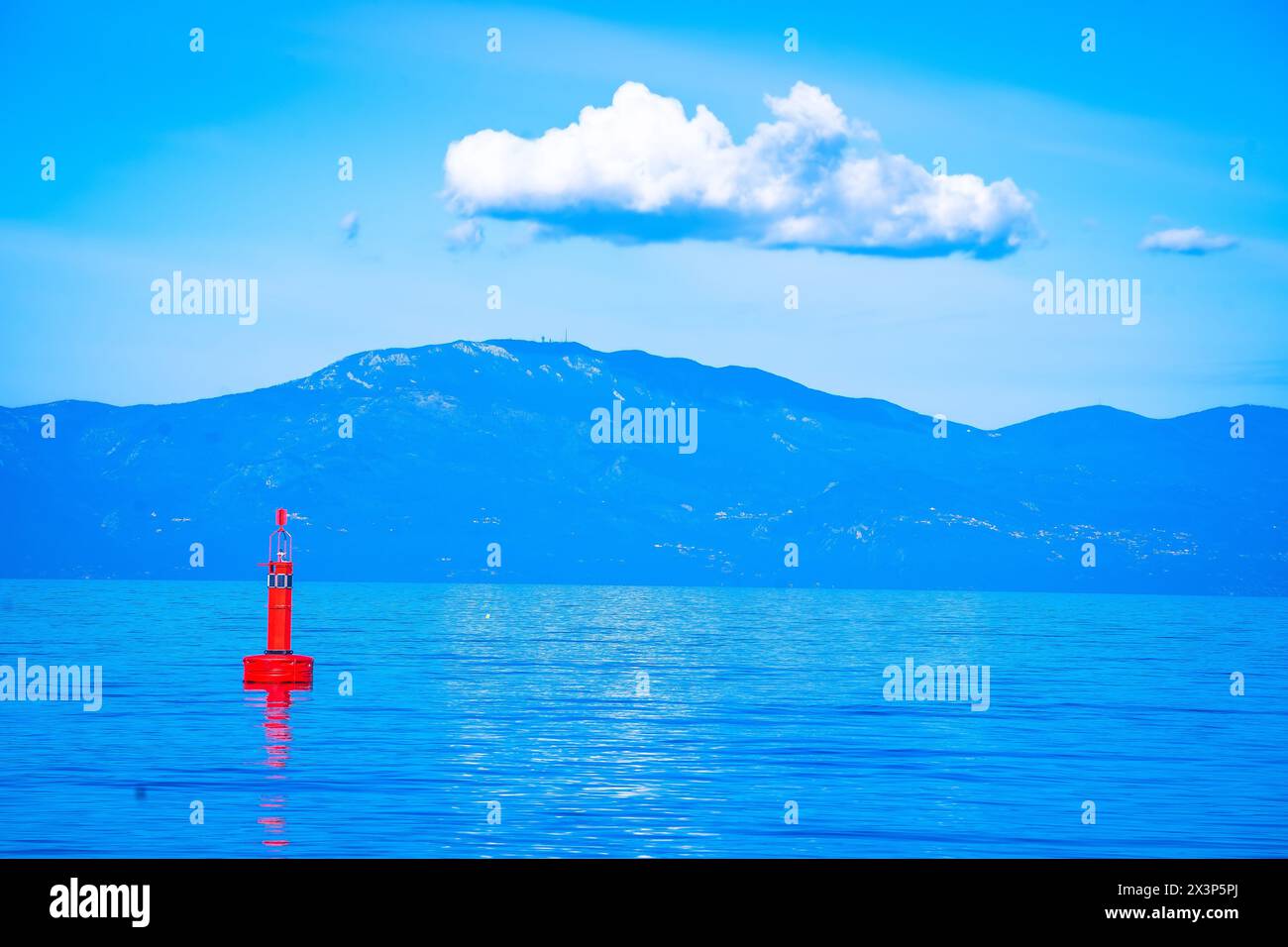 Faro luminoso con vista mare aperto, baia del Quarnero in Croazia Foto Stock