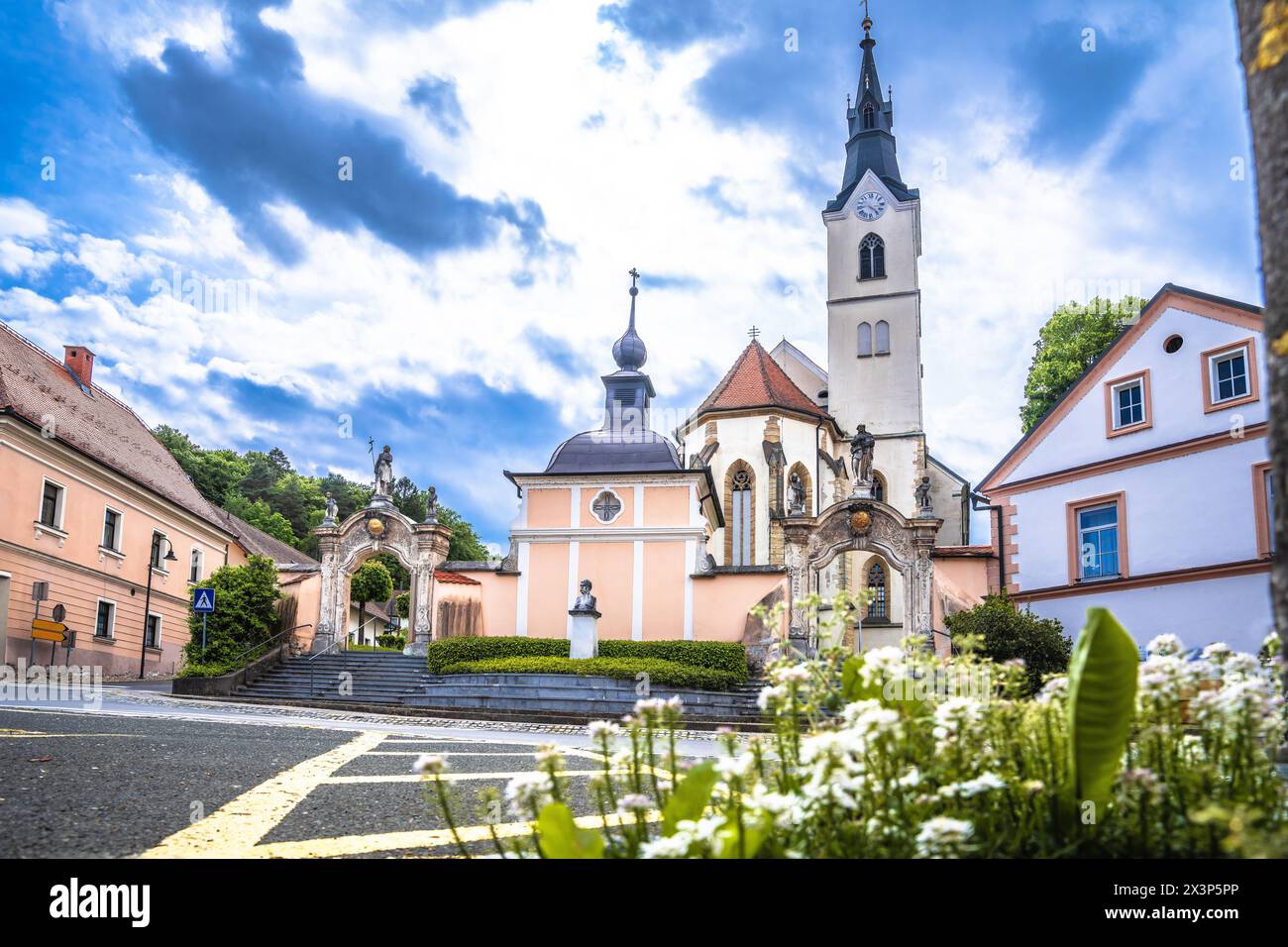 Vista sulla chiesa di Ljutomer, nella Slovenia nord-orientale Foto Stock
