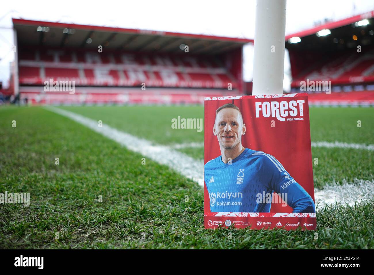 The City Ground, Nottingham, Regno Unito. 28 aprile 2024. Premier League Football, Nottingham Forest contro Manchester City; programma delle partite in campo prima del calcio d'inizio crediti: Action Plus Sports/Alamy Live News Foto Stock