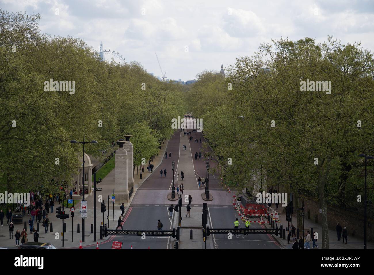 Constitution Hill da Wellington Arch, con il Memorial Gates visibile ed Elizabeth Tower e il London Eye sullo sfondo Foto Stock