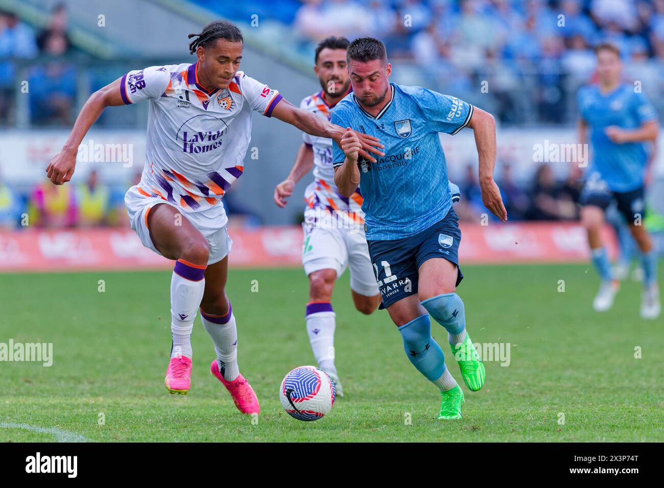 Sydney, Australia. 28 aprile 2024. Kaelan Majekodunmi di Perth Glory compete per il pallone con Róbert Mak del Sydney FC durante l'A-League Men Rd26 match tra Sydney FC e Perth Glory all'Allianz Stadium il 28 aprile 2024 a Sydney, Australia Credit: IOIO IMAGES/Alamy Live News Foto Stock