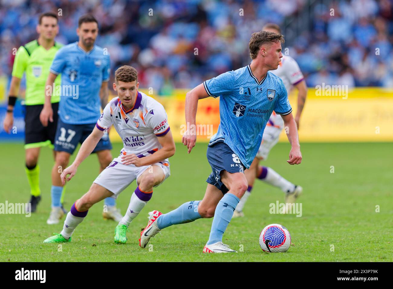 Sydney, Australia. 28 aprile 2024. Jake Girdwood-Reich del Sydney FC controlla la palla durante la partita A-League Men Rd26 tra Sydney FC e Perth Glory all'Allianz Stadium il 28 aprile 2024 a Sydney, Australia Credit: IOIO IMAGES/Alamy Live News Foto Stock