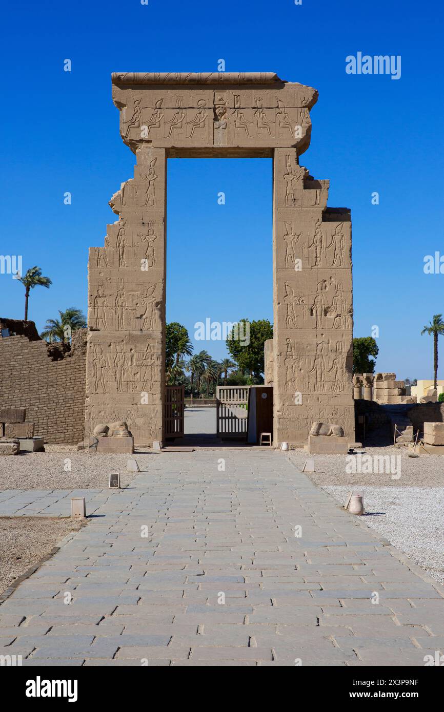 La porta di Domiziano e Traiano nel complesso del Tempio di Dendera nell'alto Egitto Foto Stock