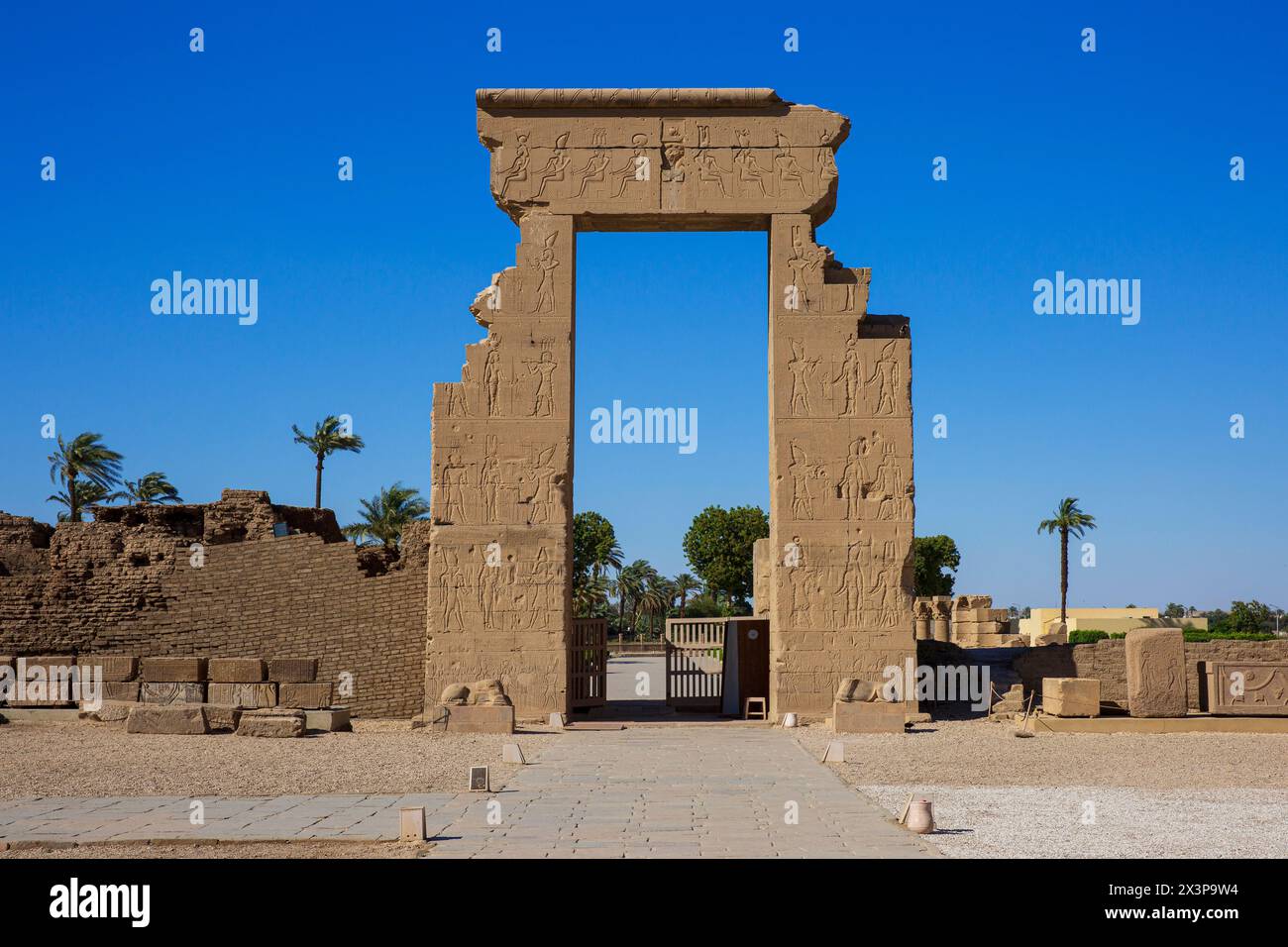 La porta di Domiziano e Traiano nel complesso del Tempio di Dendera nell'alto Egitto Foto Stock