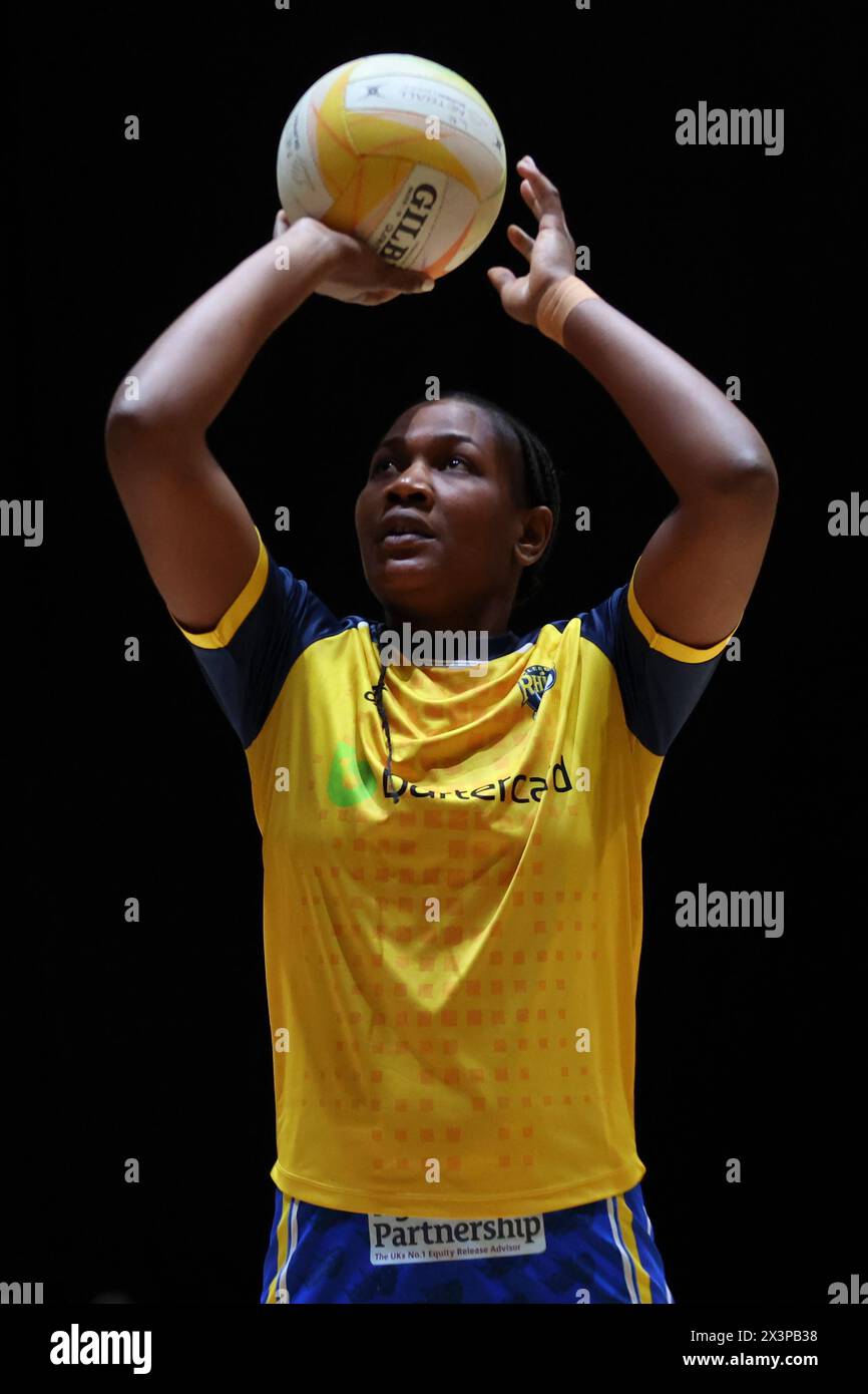 Leeds, Regno Unito. 28 aprile 2024. First Direct Arena, Leeds, West Yorkshire, 28 aprile 2024. Netball Super League Leeds Rhinos vs Loughborough Lightning Joyce Mvula of Leeds Rhinos si scalda davanti al gioco. Crediti: Touchlinepics/Alamy Live News Foto Stock