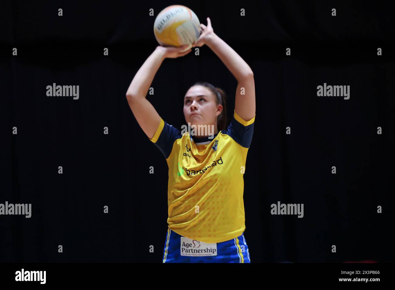 Leeds, Regno Unito. 28 aprile 2024. First Direct Arena, Leeds, West Yorkshire, 28 aprile 2024. Netball Super League Leeds Rhinos vs Loughborough Lightning Harriet Jones di Leeds Rhinos si scalda davanti alla partita. Crediti: Touchlinepics/Alamy Live News Foto Stock