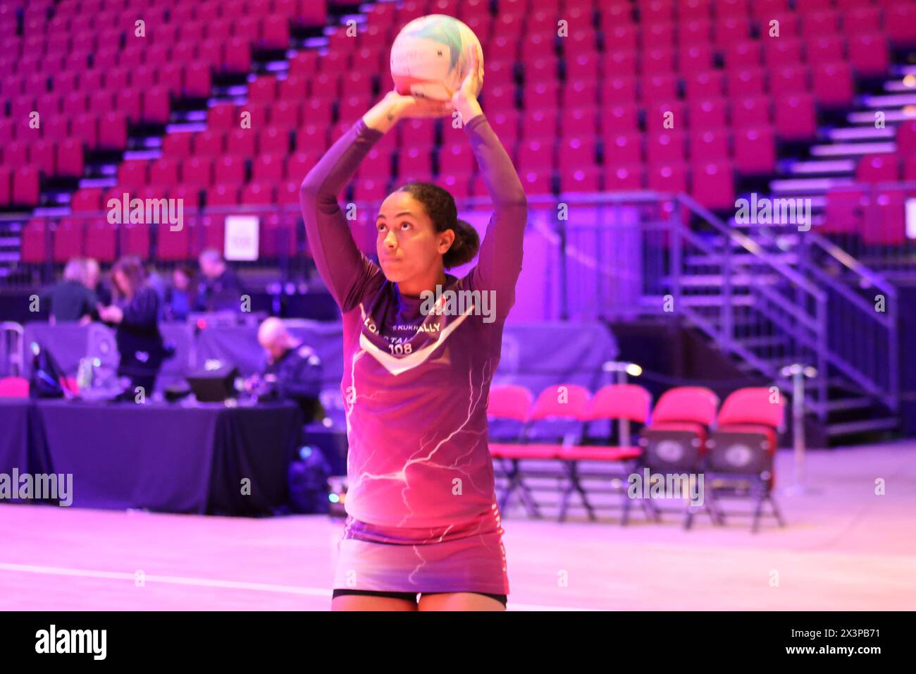 Leeds, Regno Unito. 28 aprile 2024. First Direct Arena, Leeds, West Yorkshire, 28 aprile 2024. Netball Super League Leeds Rhinos vs Loughborough Lightning Rhea Dixon of Loughborough Lightning si scalda davanti alla partita. Crediti: Touchlinepics/Alamy Live News Foto Stock