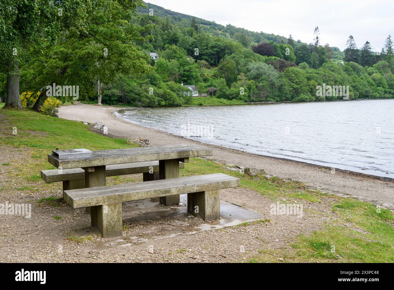 La riva del Loch Tay a Kenmore, Perthshire, Scozia, Regno Unito Foto Stock