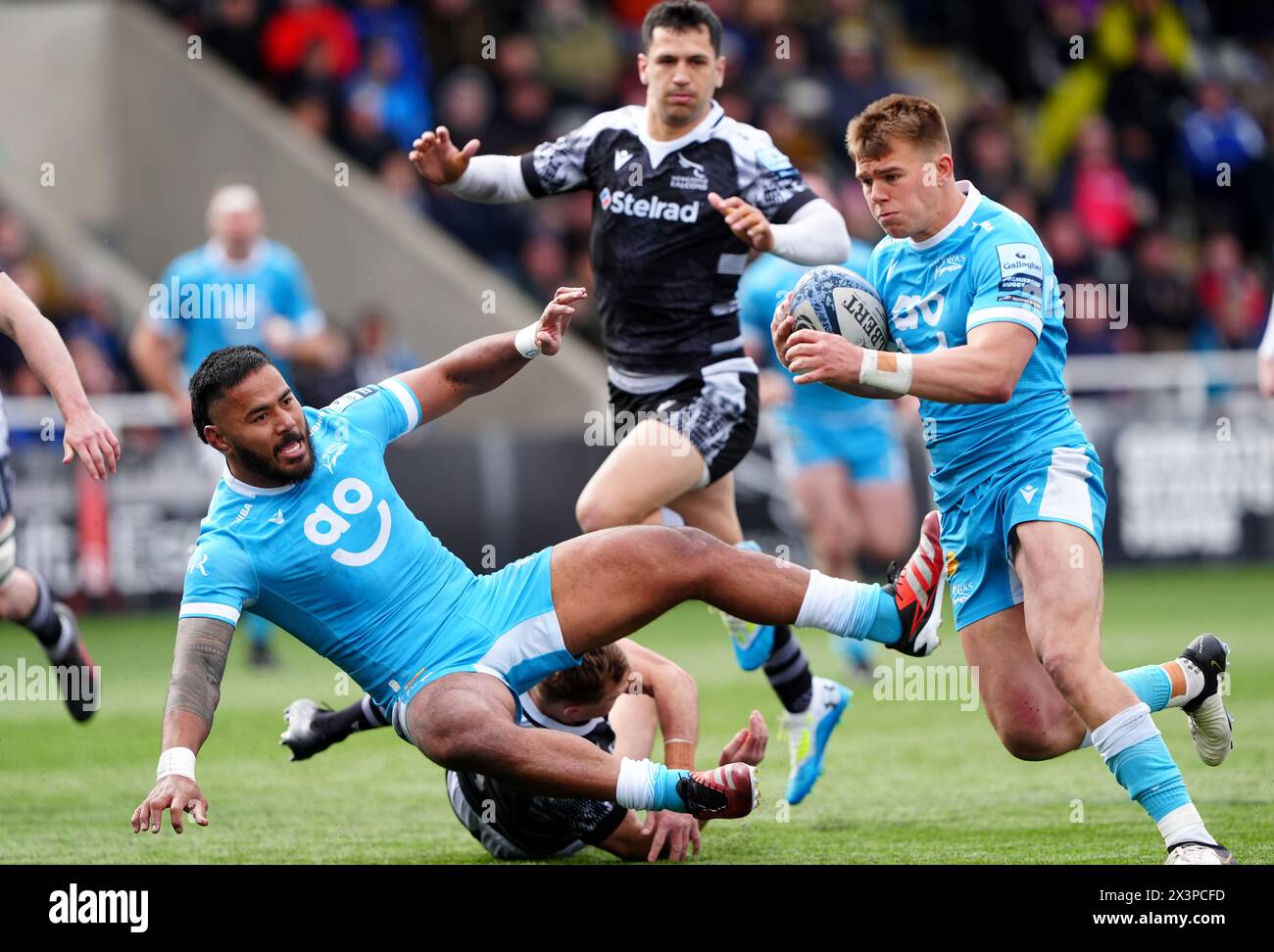 Joe Carpenter (a destra) dei sale Sharks si libera mentre Manu Tuilagi viene affrontato da Sam Stuart dei Newcastle Falcons durante il Gallagher Premiership match a Kingston Park, Newcastle upon Tyne. Data foto: Domenica 28 aprile 2024. Foto Stock