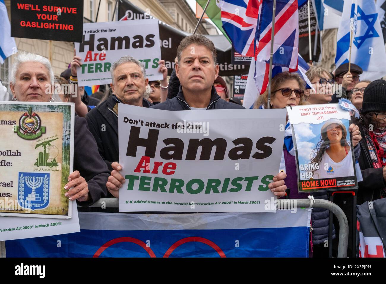 Durante la dimostrazione sono stati visti contrapposti in piedi tenendo dei cartelli. Dopo diversi mesi di marce pro palestinesi tenutesi nel centro di Londra, le manifestazioni anti Hamas e pro israeliane hanno iniziato a crescere in dimensioni e sostegno. I membri della comunità israeliana ebraica e britannica hanno tenuto proteste contrarie lungo il percorso delle grandi marce palestinesi che si tengono ogni due settimane nel centro di Londra. File di polizia e barriere separano i due gruppi. I gruppi palestinesi hanno dichiarato che continueranno a marciare fino a quando non ci sarà un cessate il fuoco permanente a Gaza.con un crescente sostegno i contro protettori Foto Stock