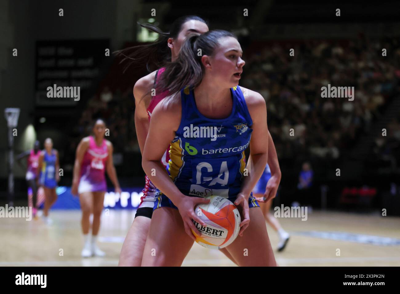 Leeds, Regno Unito. 28 aprile 2024. First Direct Arena, Leeds, West Yorkshire, 28 aprile 2024. Netball Super League Leeds Rhinos vs Loughborough Lightning Harriet Jones dei Leeds Rhinos in azione durante la partita contro Loughborough Lightning Credit: Touchlinepics/Alamy Live News Foto Stock