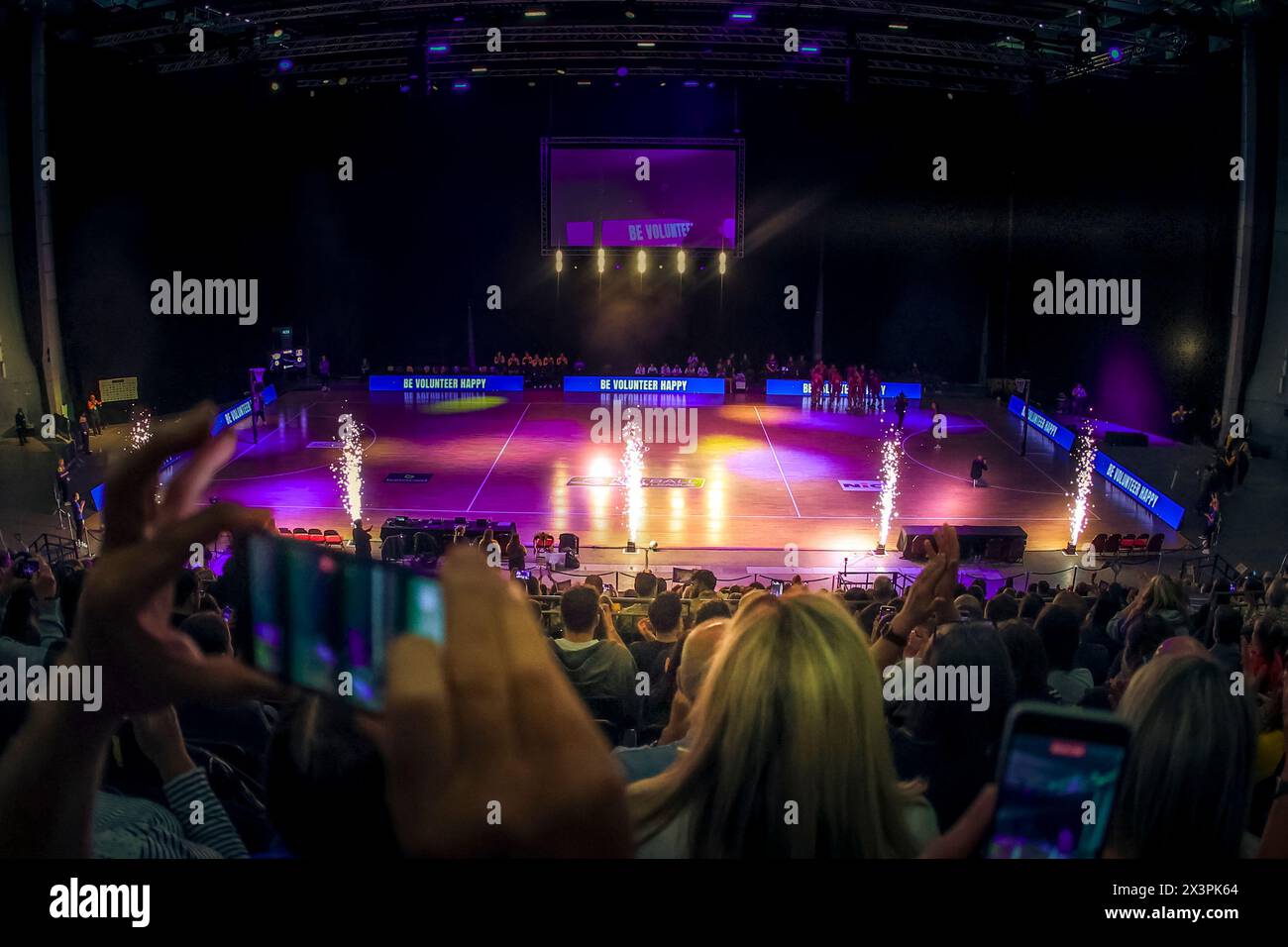 Leeds, Regno Unito. 28 aprile 2024. First Direct Arena, Leeds, West Yorkshire, 28 aprile 2024. Netball Super League Leeds Rhinos vs Loughborough Lightning General guarda come le squadre Leeds Rhinos e Loughborough Lightning entrano nell'arena davanti all'FCP. Crediti: Touchlinepics/Alamy Live News Foto Stock