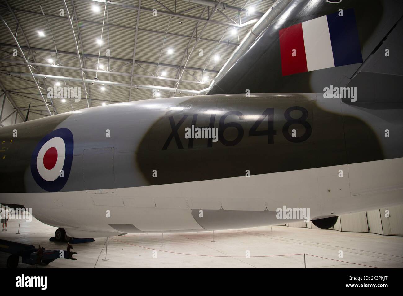 Sezione di coda, contrassegni e badge di squadra su un modello di autocisterna Handley Page Victor B (K) IA, XH648. IWM, Duxford, Regno Unito Foto Stock