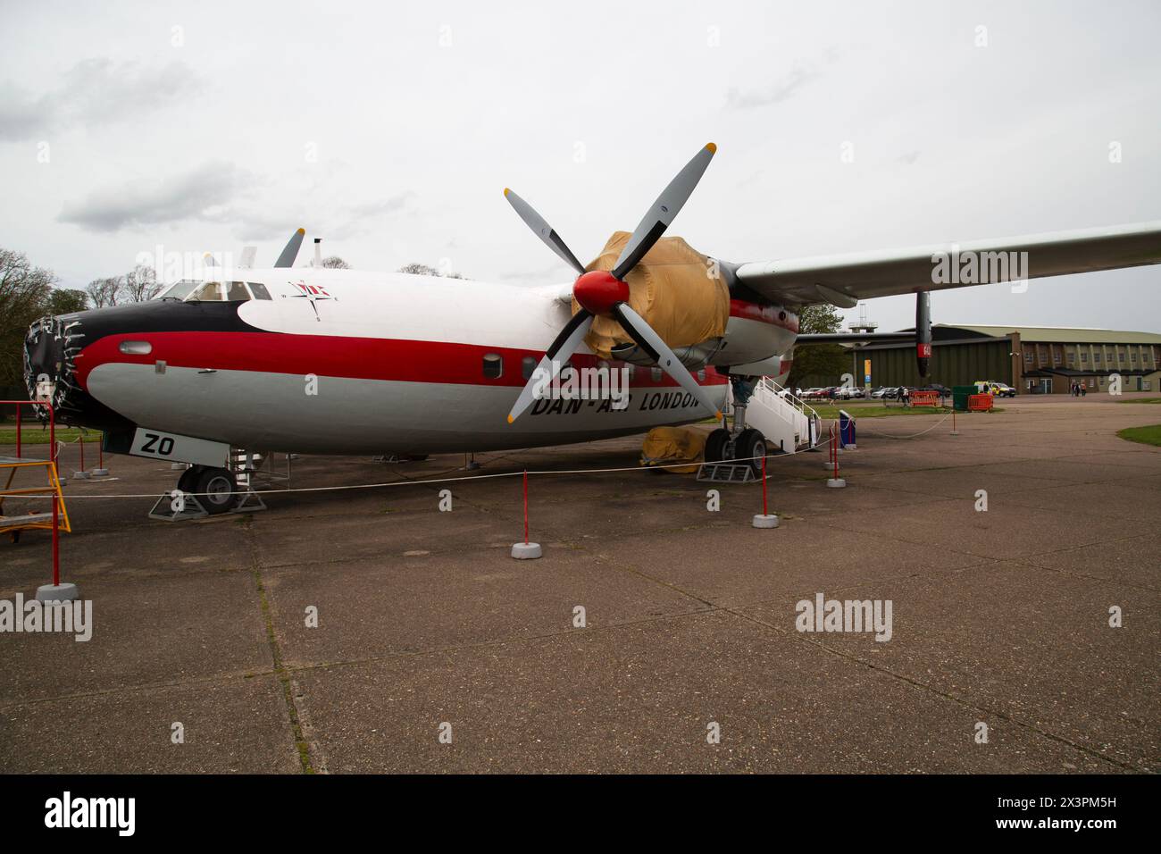 Lavori di conservazione di un Airspeed Ambassador 2, un aereo di linea britannico a due pistoni. IWM, Duxford Foto Stock