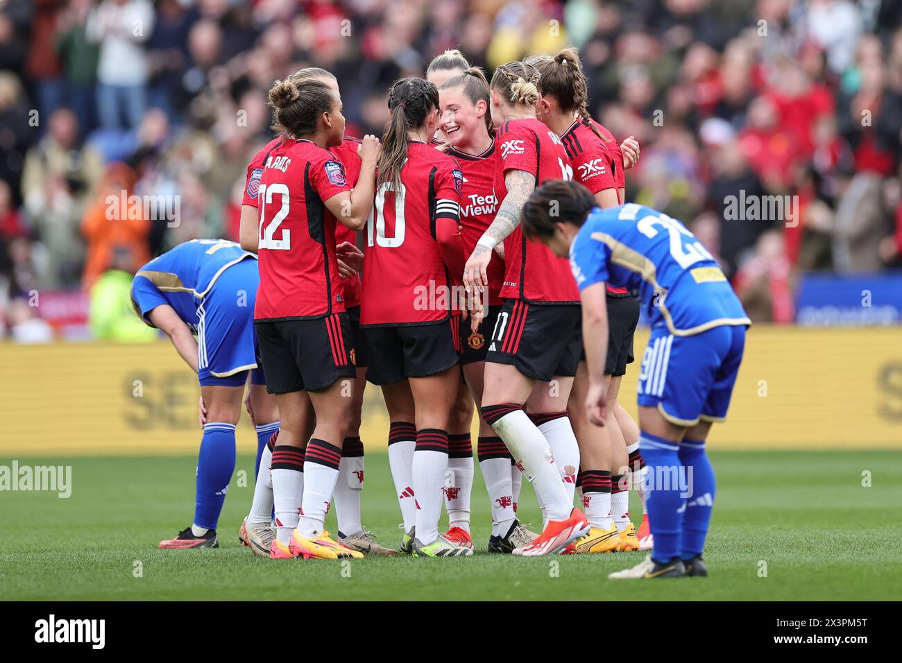 King Power Stadium, Leicester, domenica 28 aprile 2024. Ella Toone del Manchester United festeggia con i compagni di squadra dopo aver segnato il primo gol delle squadre durante la partita di Barclays WomenÕs Super League tra Leicester City e Manchester United al King Power Stadium di Leicester domenica 28 aprile 2024. (Crediti: James Holyoak / Alamy Live News) Foto Stock