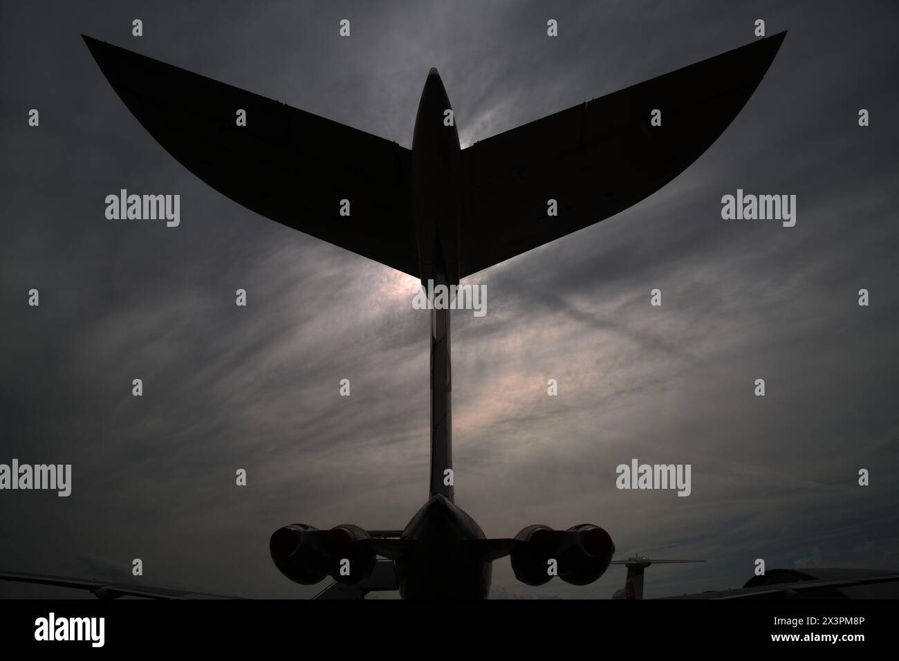 Coda a T di un aereo di linea a lungo raggio della British Aircraft Corporation Super VC10, di medie dimensioni britannico, a corpo stretto, nei colori BOAC Cunard. IWM, Duxford, Regno Unito Foto Stock