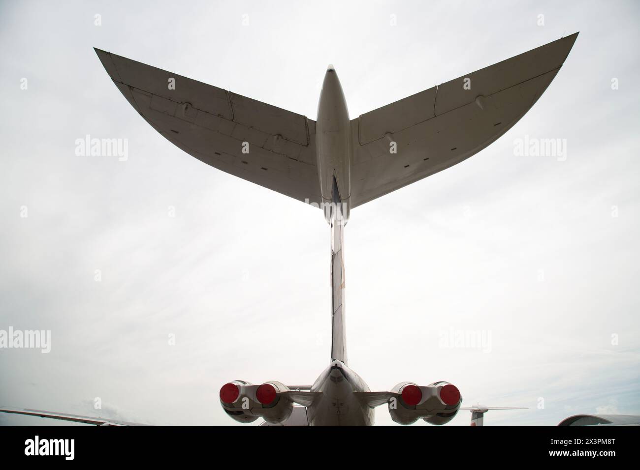 Coda a T di un aereo di linea a lungo raggio della British Aircraft Corporation Super VC10, di medie dimensioni britannico, a corpo stretto, nei colori BOAC Cunard. IWM, Duxford, Regno Unito Foto Stock