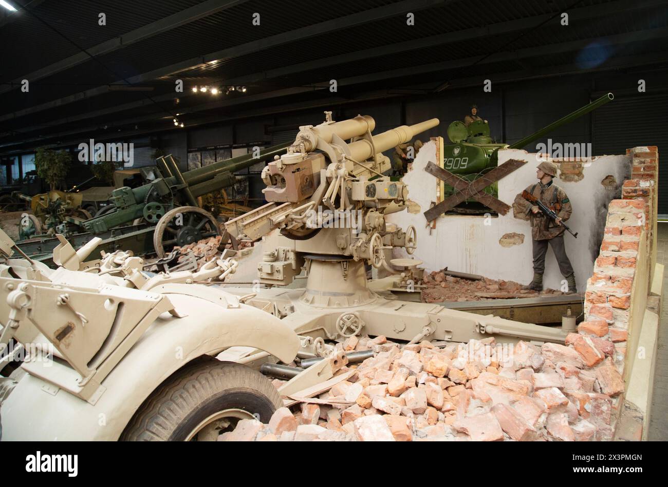 Cannone anticarro tedesco Flak 37 da 8,8 cm nel deserto Diorama WW II. IWM, Duxford, Regno Unito Foto Stock