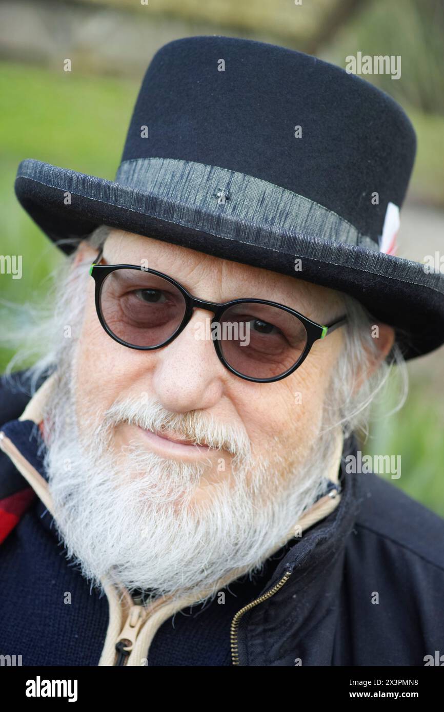 Uomo alla moda di settant'anni con un moderno cappello Foto Stock