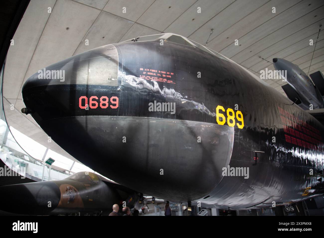 Nascosta di un Boeing B-52 D Stratofortress, bombardiere strategico americano a lungo raggio, alimentato a jet. IWM, Duxford, Regno Unito Foto Stock