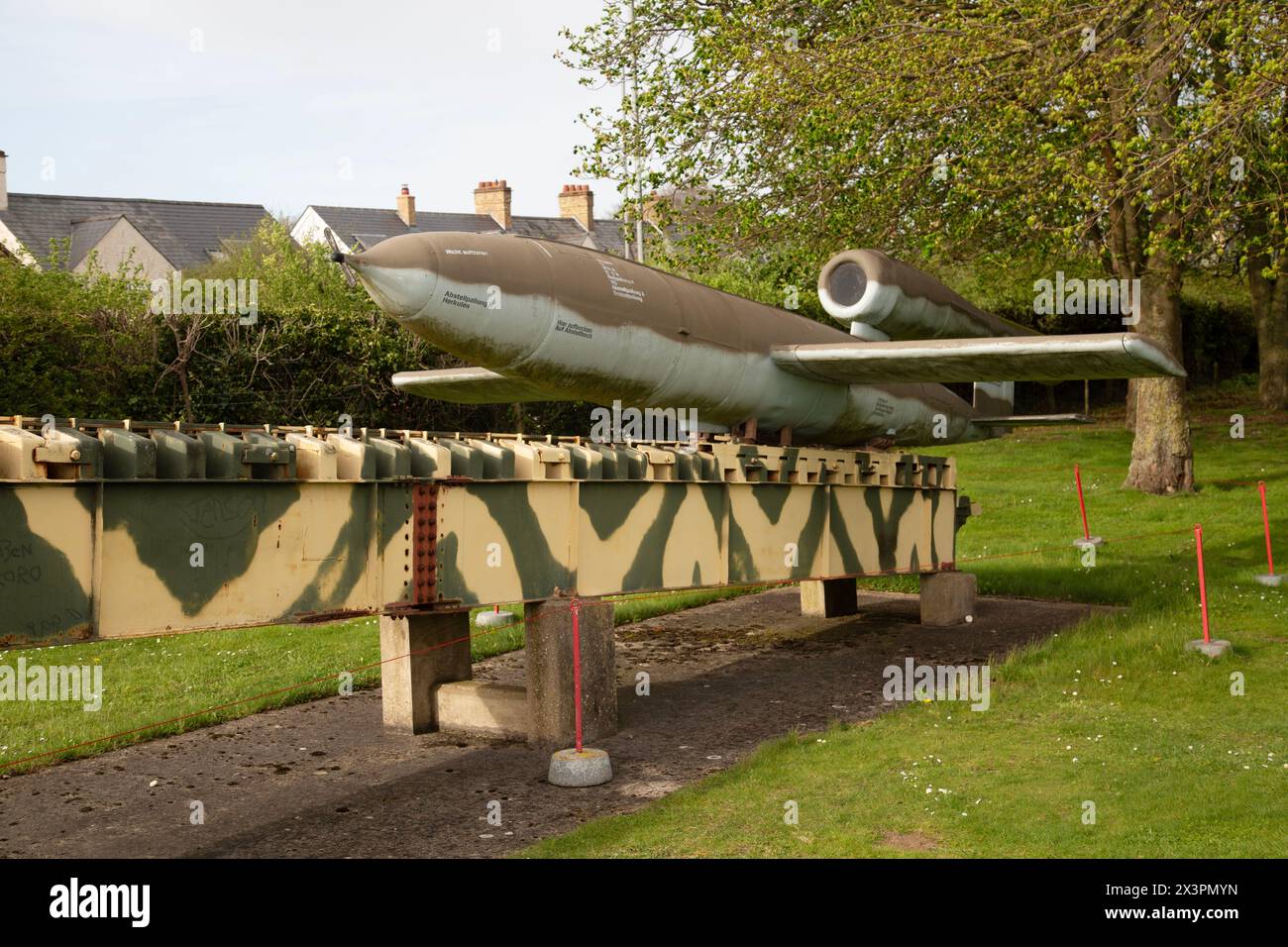 Replica tedesca Fieseler Fi-103 V1 Flying Bomb and Ramp. Motore a getto d'impulsi Argus 109-014. Imperial War Museum, Duxford, Regno Unito Foto Stock Replica tedesca Fieseler Fi-103 V1 Flying Bomb and Ramp. Motore a getto d'impulsi Argus 109-014. Imperial War Museum, Duxford, Regno Unito Foto Stock