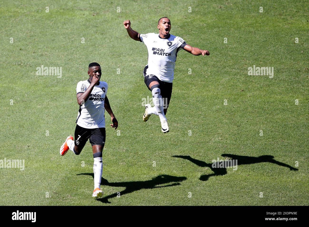 Rio de Janeiro, Brasile. 28 aprile 2024. Luiz Henrique di Botafogo, festeggia dopo aver segnato il primo gol della sua squadra con Marlon Freitas durante la partita tra Flamengo e Botafogo, per la serie A 2024 brasiliana, allo Stadio Maracana, a Rio de Janeiro il 28 aprile. Foto: Nadine Freitas/DiaEsportivo/Alamy Live News crediti: DiaEsportivo/Alamy Live News Foto Stock