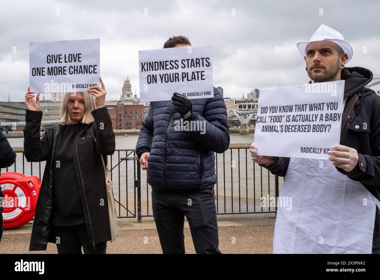 Londra, Regno Unito. 27 aprile 2024. I manifestanti vegani tengono dei cartelli durante la manifestazione. Il gruppo Vegan Radically Kind ha tenuto una dimostrazione alla Tate Modern sulla sponda sud del Tamigi. Mostrando immagini grafiche sperano di convertire i mangiatori di carne in veganismo. (Foto di James Willoughby/SOPA Images/Sipa USA) credito: SIPA USA/Alamy Live News Foto Stock