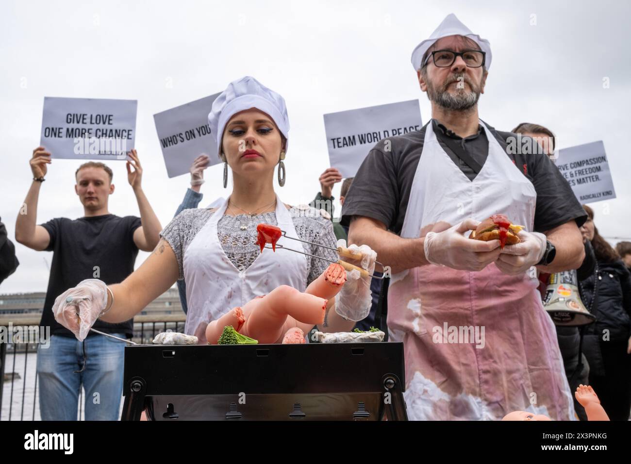 Londra, Regno Unito. 27 aprile 2024. I dimostranti vegani fingono di cucinare bambini umani durante la manifestazione. Il gruppo Vegan Radically Kind ha tenuto una dimostrazione alla Tate Modern sulla sponda sud del Tamigi. Mostrando immagini grafiche sperano di convertire i mangiatori di carne in veganismo. (Foto di James Willoughby/SOPA Images/Sipa USA) credito: SIPA USA/Alamy Live News Foto Stock