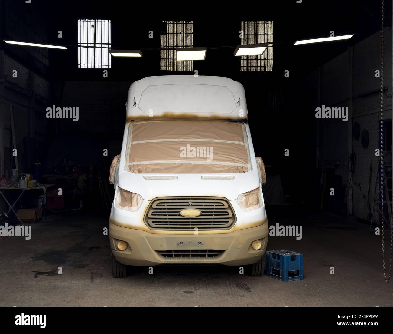 Pulmino in garage in fase di ristrutturazione e verniciatura a spruzzo Foto Stock