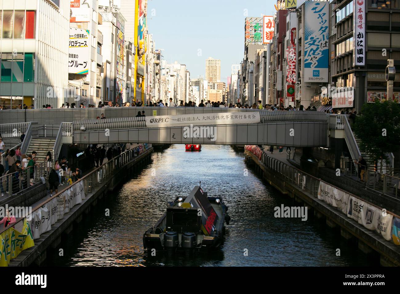 Osaka, Giappone; 20 ottobre 2023: Famoso canale di Dotonbori pieno di aziende e ristoranti. Foto Stock