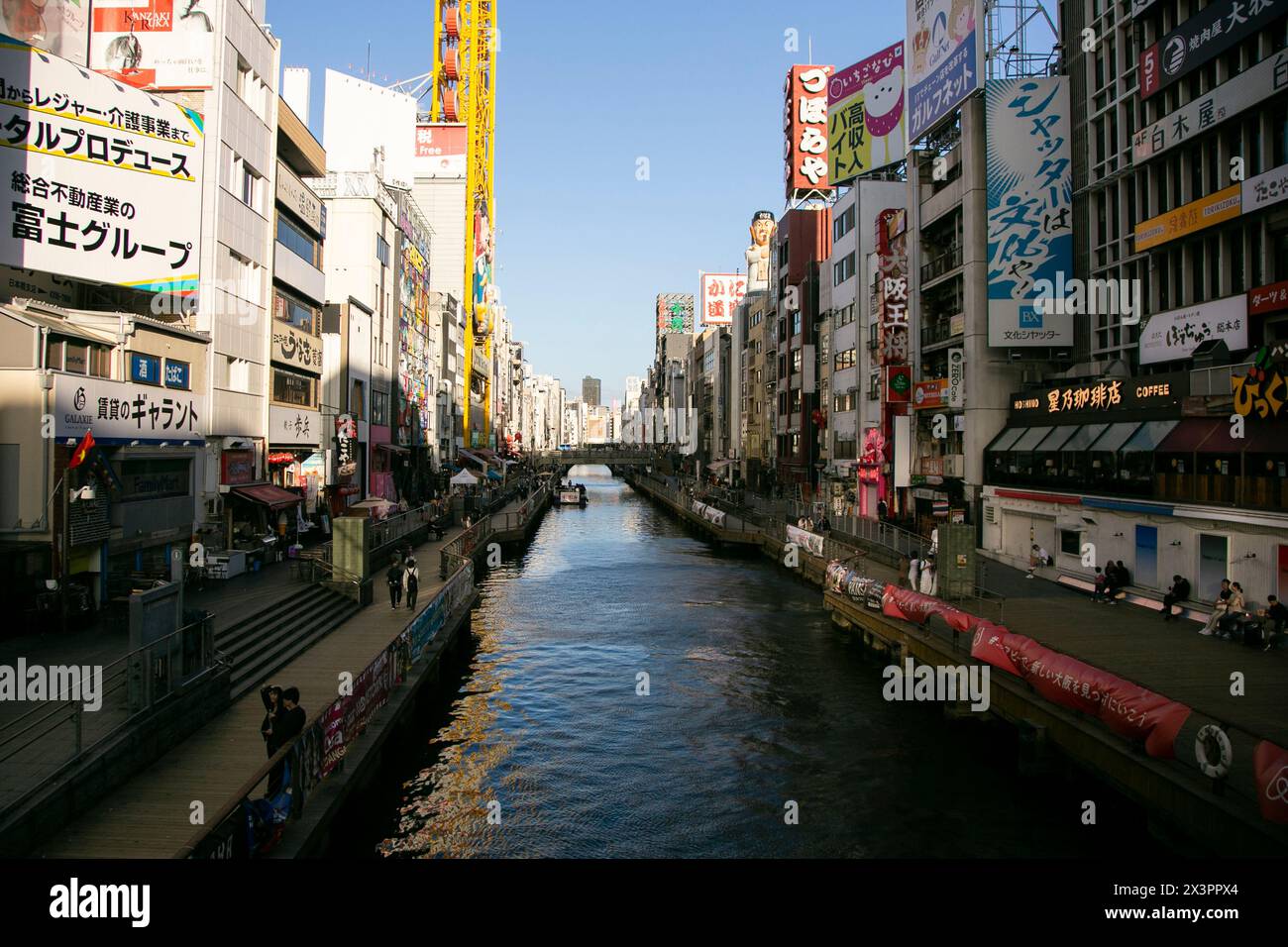 Osaka, Giappone; 20 ottobre 2023: Famoso canale di Dotonbori pieno di aziende e ristoranti. Foto Stock