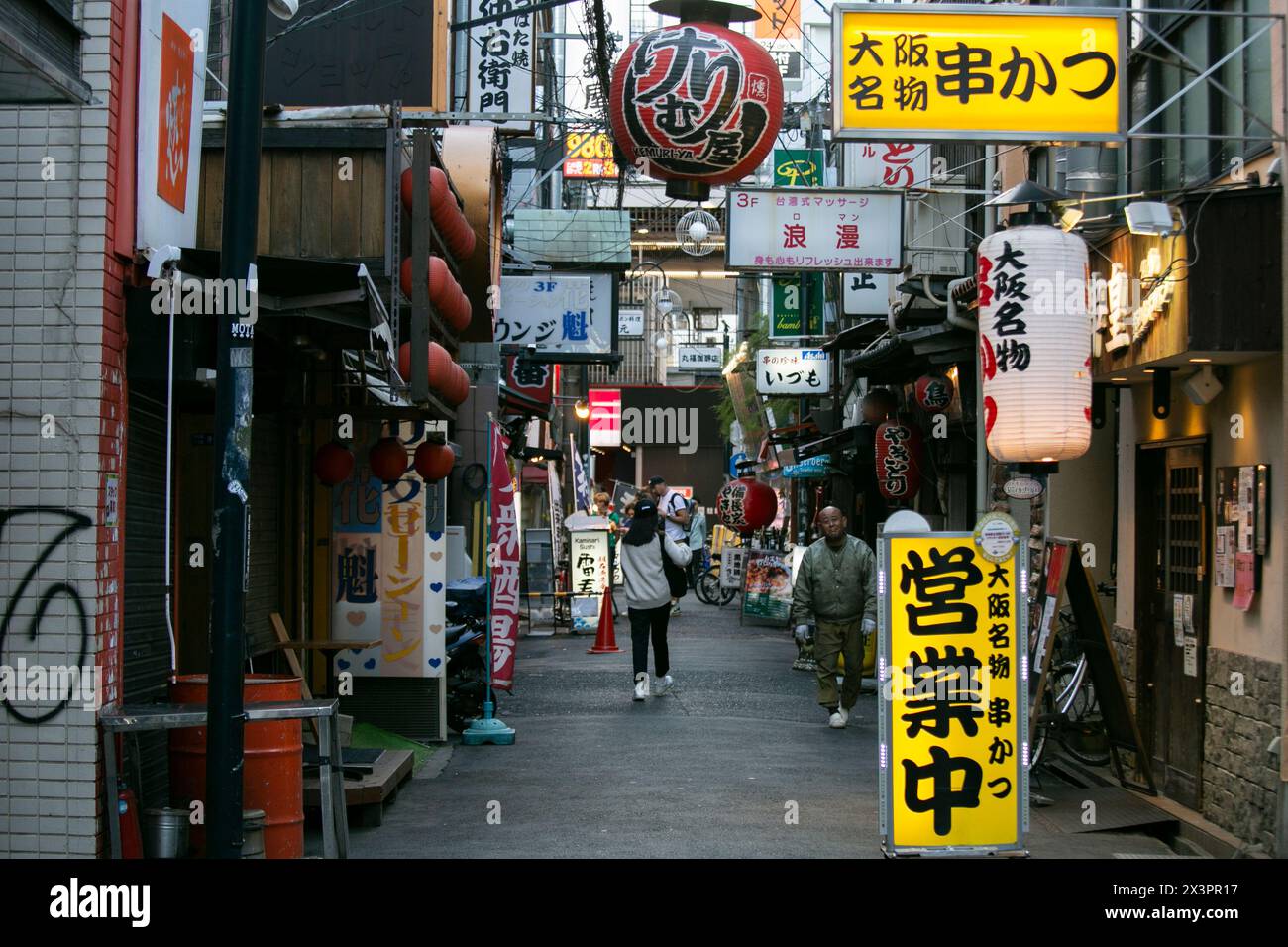 Osaka, Giappone; 20 ottobre 2023: Strade strette a Dotonbori piene di aziende e ristoranti. Foto Stock
