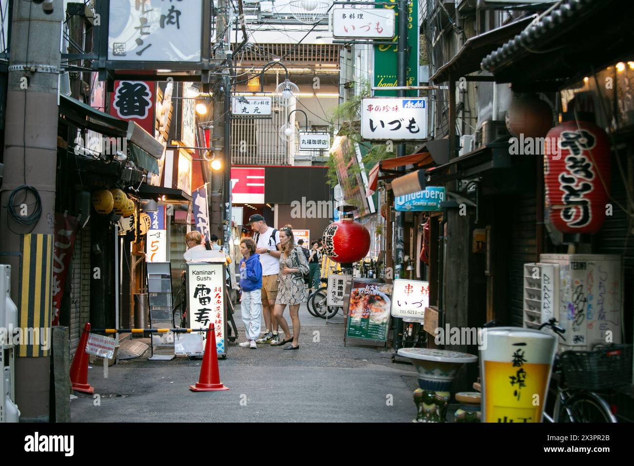 Osaka, Giappone; 20 ottobre 2023: Strade strette a Dotonbori piene di aziende e ristoranti. Foto Stock
