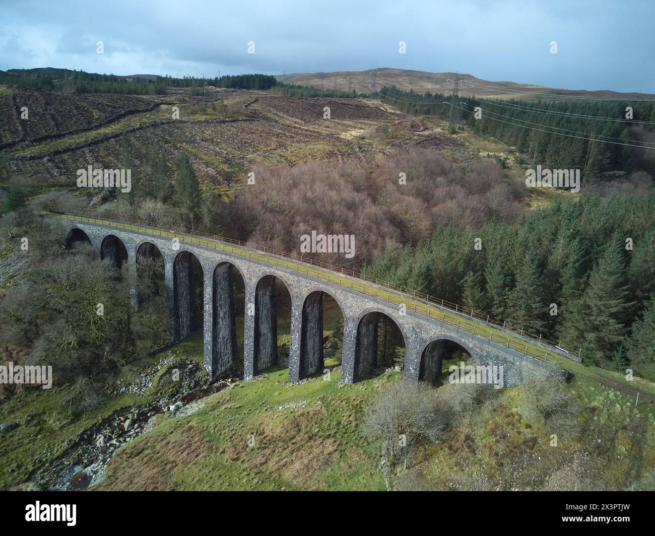 Viadotto ferroviario in disuso a Cwm Prysor, Snowdonia, Galles Foto Stock