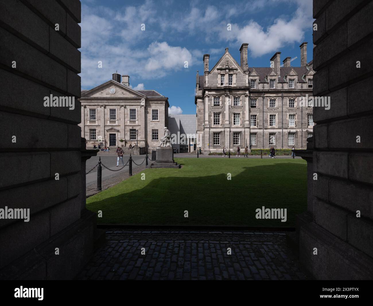 Edifici intorno alla piazza principale del Trinity College nella città di Dublino, Irlanda. Foto Stock