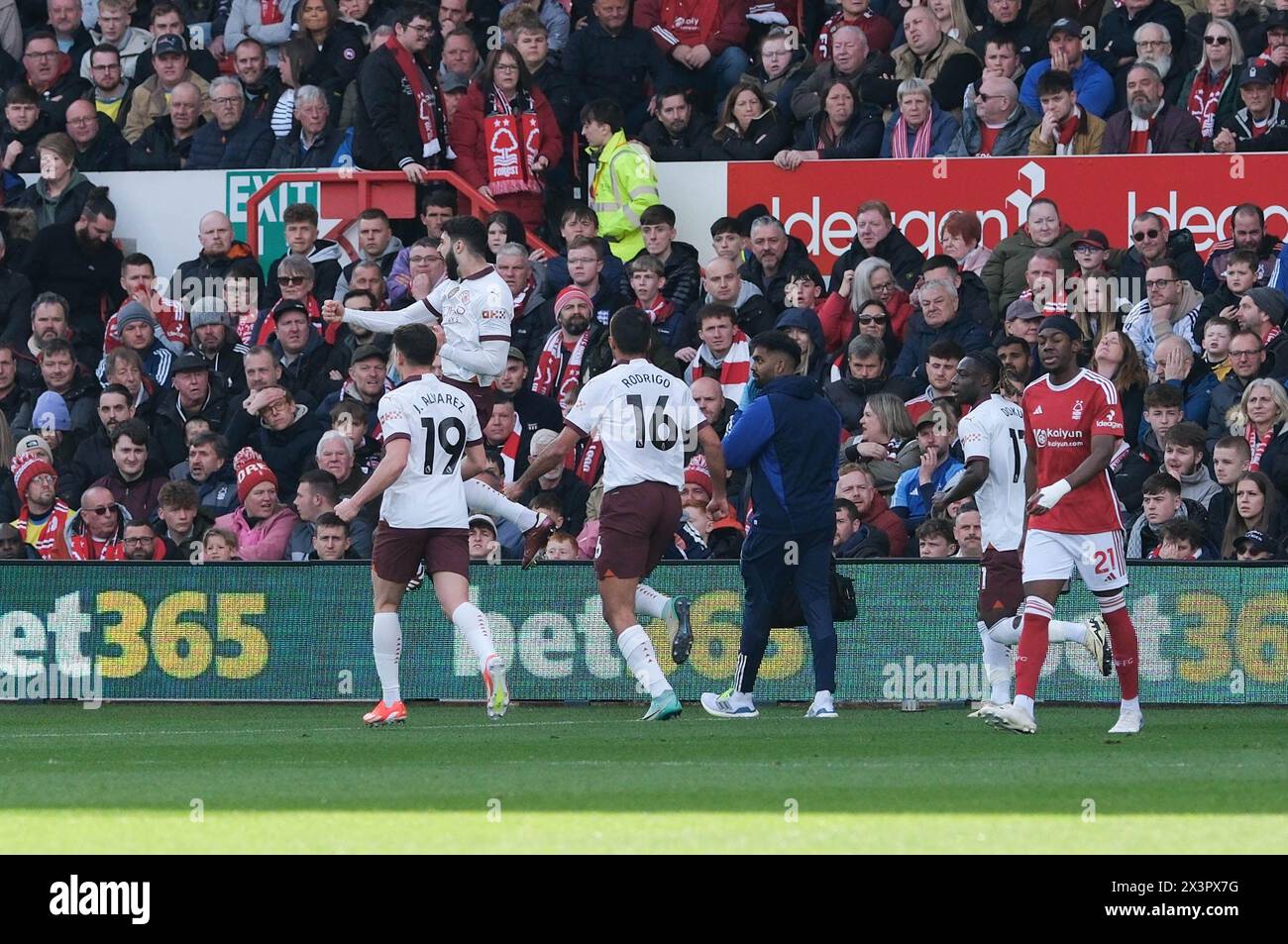 The City Ground, Nottingham, Regno Unito. 28 aprile 2024. Premier League Football, Nottingham Forest contro Manchester City; Josko Gvardiol del Manchester City festeggia il suo gol al 32° minuto per il 0-1 Credit: Action Plus Sports/Alamy Live News Foto Stock