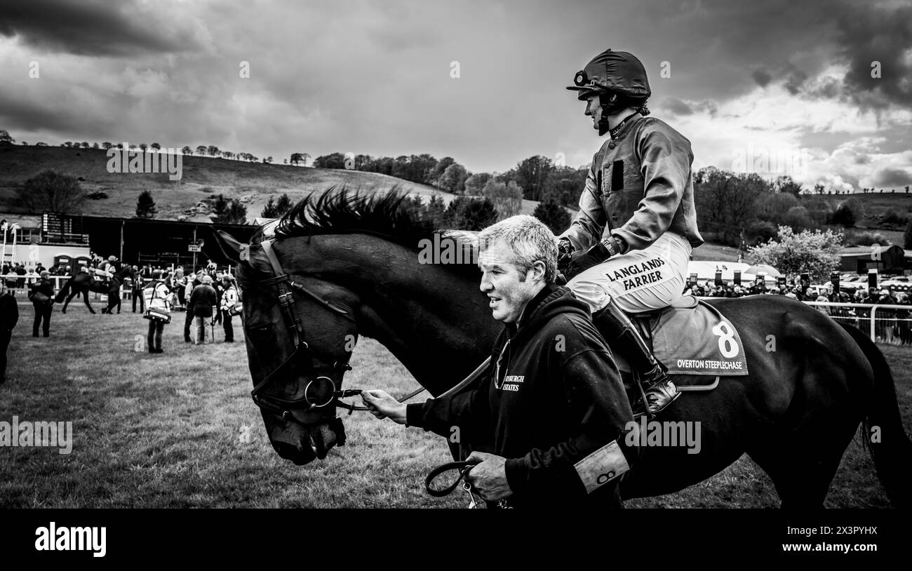 27 aprile 2024: Saggio fotografico in bianco e nero - Overton Point to Point Racing, South Lanarkshire, Scozia Foto Stock