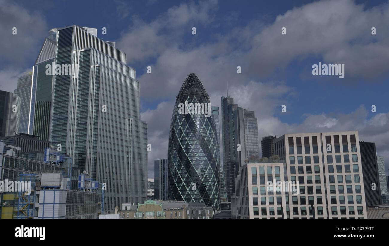 Lo skyline della City di Londra presenta l'edificio Gherkin. Foto Stock