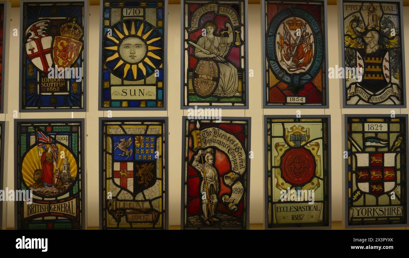 Targhe di marca di vecchie e storiche compagnie assicurative presso gli uffici dell'Associazione degli assicuratori britannici. Foto Stock
