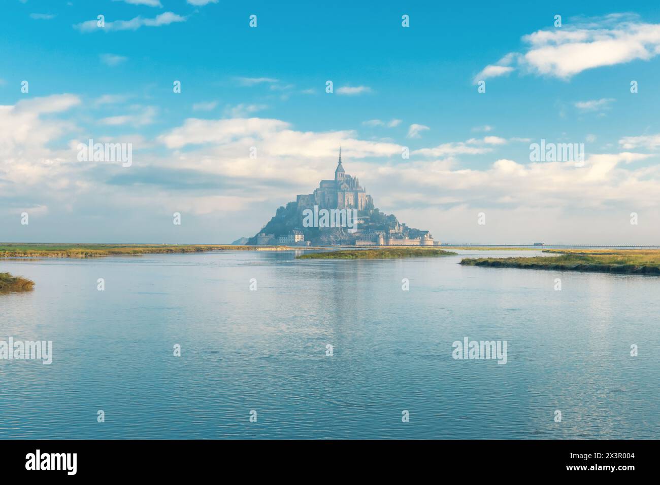 Abbazia di Mont Saint Michel sull'isola con il fiume all'alba, Normandia, Francia settentrionale, Europa. Isola di marea con cattedrale gotica medievale in Foto Stock