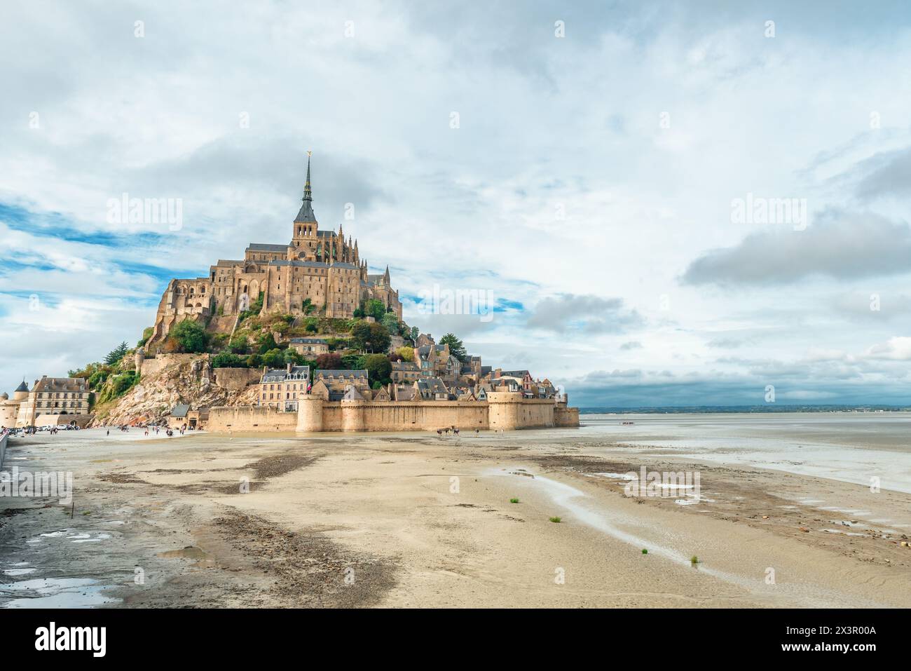 Abbazia di Mont Saint Michel sull'isola durante la bassa marea, Normandia, Francia settentrionale, Europa. Isola di marea con cattedrale gotica medievale in Normandia Foto Stock