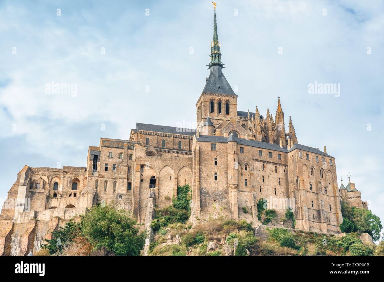 Castello gotico di Mont Saint Michel con abbazia sull'isola, Normandia, Francia settentrionale, Europa. Isola di marea con cattedrale gotica medievale in Foto Stock