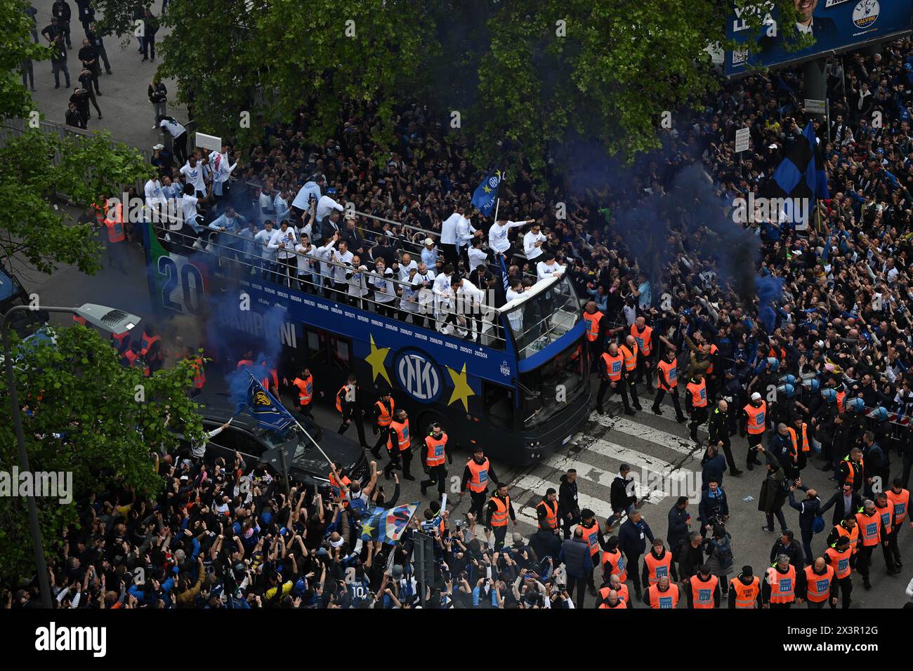 Milano, Italia. 28 aprile 2024. I giocatori dell'Inter FC festeggiano la vittoria con i tifosi che si fermano durante la parata degli autobus per festeggiare sul palco dello Stadio San Siro, dopo aver vinto il 20° Scudetto, il 28 dell'Avril 2024 di Milano, Italia crediti: Tiziano Ballabio/Alamy Live News Foto Stock