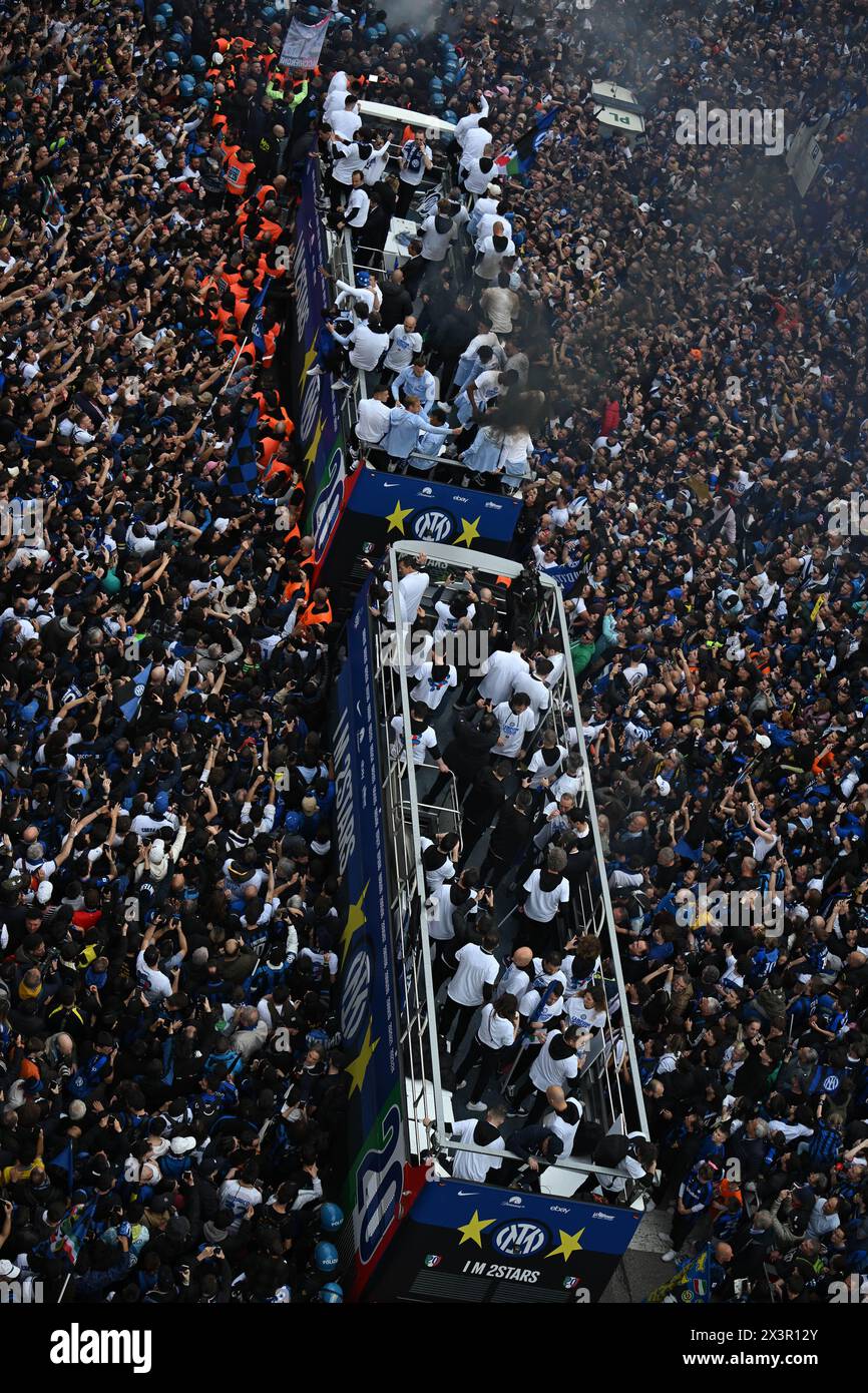 Milano, Italia. 28 aprile 2024. I giocatori dell'Inter FC festeggiano la vittoria con i tifosi che si fermano durante la parata degli autobus per festeggiare sul palco dello Stadio San Siro, dopo aver vinto il 20° Scudetto, il 28 dell'Avril 2024 di Milano, Italia crediti: Tiziano Ballabio/Alamy Live News Foto Stock