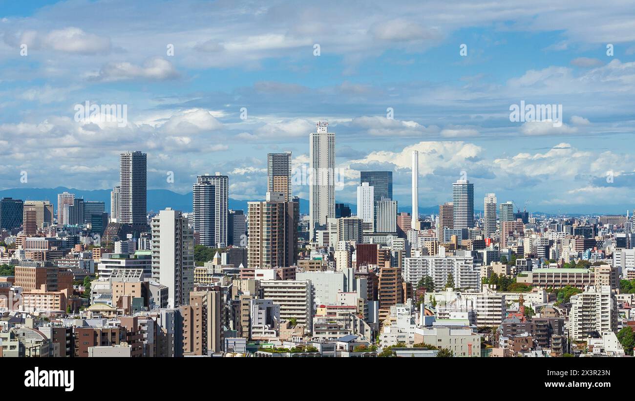 Moderno skyline di Ikebukuro con Sunshine 60 nel ward di Toshima, uno dei grattacieli più alti di Tokyo Foto Stock