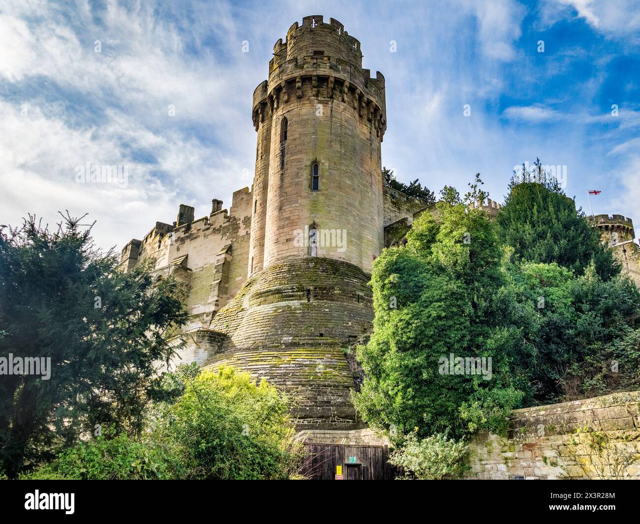 Caesar's Tower, una torre del XIV secolo che fa parte del castello di Warwick, a Warwick, Regno Unito. Prelevato dall'esterno del terreno. Foto Stock