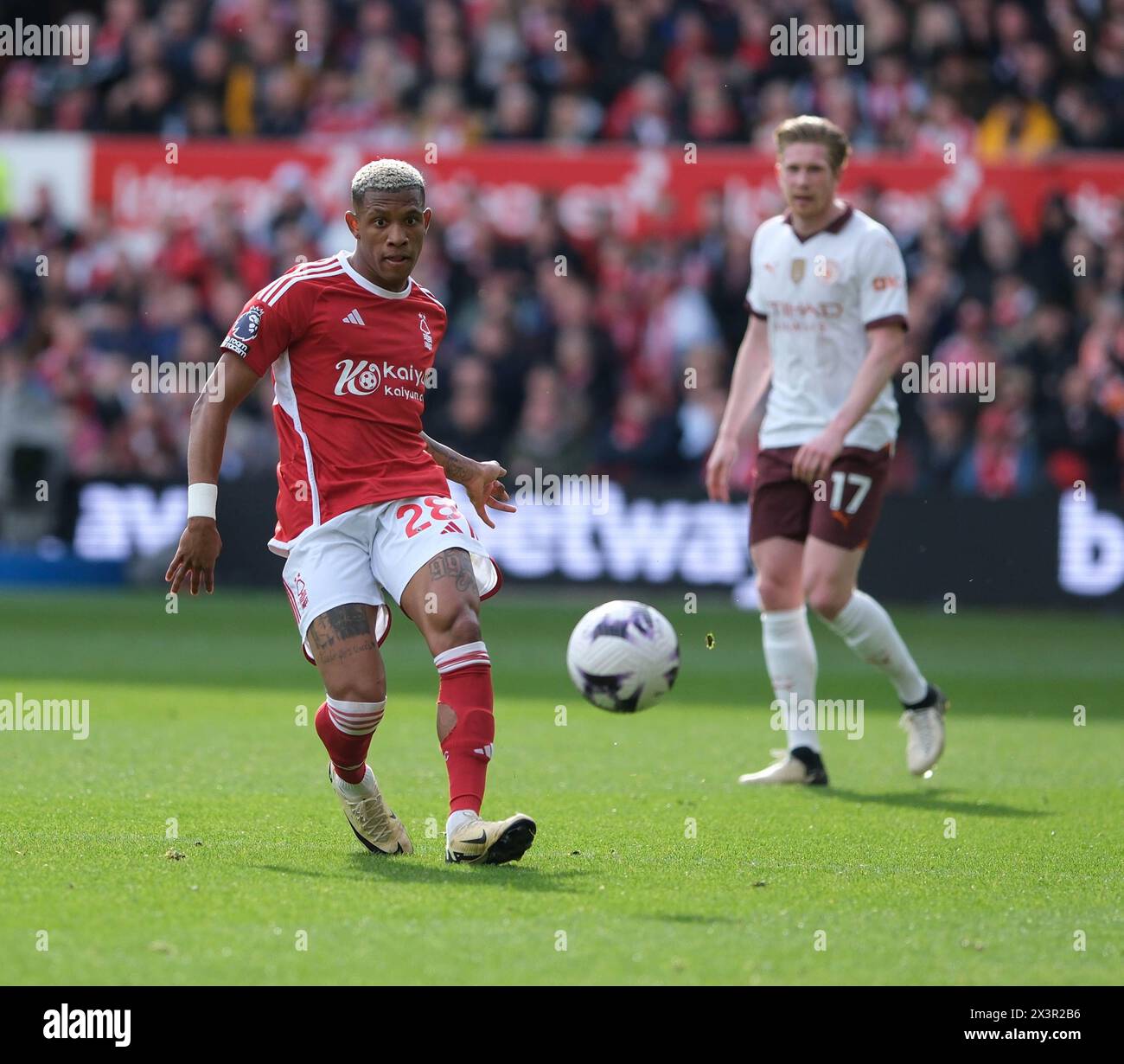 The City Ground, Nottingham, Regno Unito. 28 aprile 2024. Premier League Football, Nottingham Forest contro Manchester City; Danilo di Nottingham Forest passa la palla in avanti crediti: Action Plus Sports/Alamy Live News Foto Stock