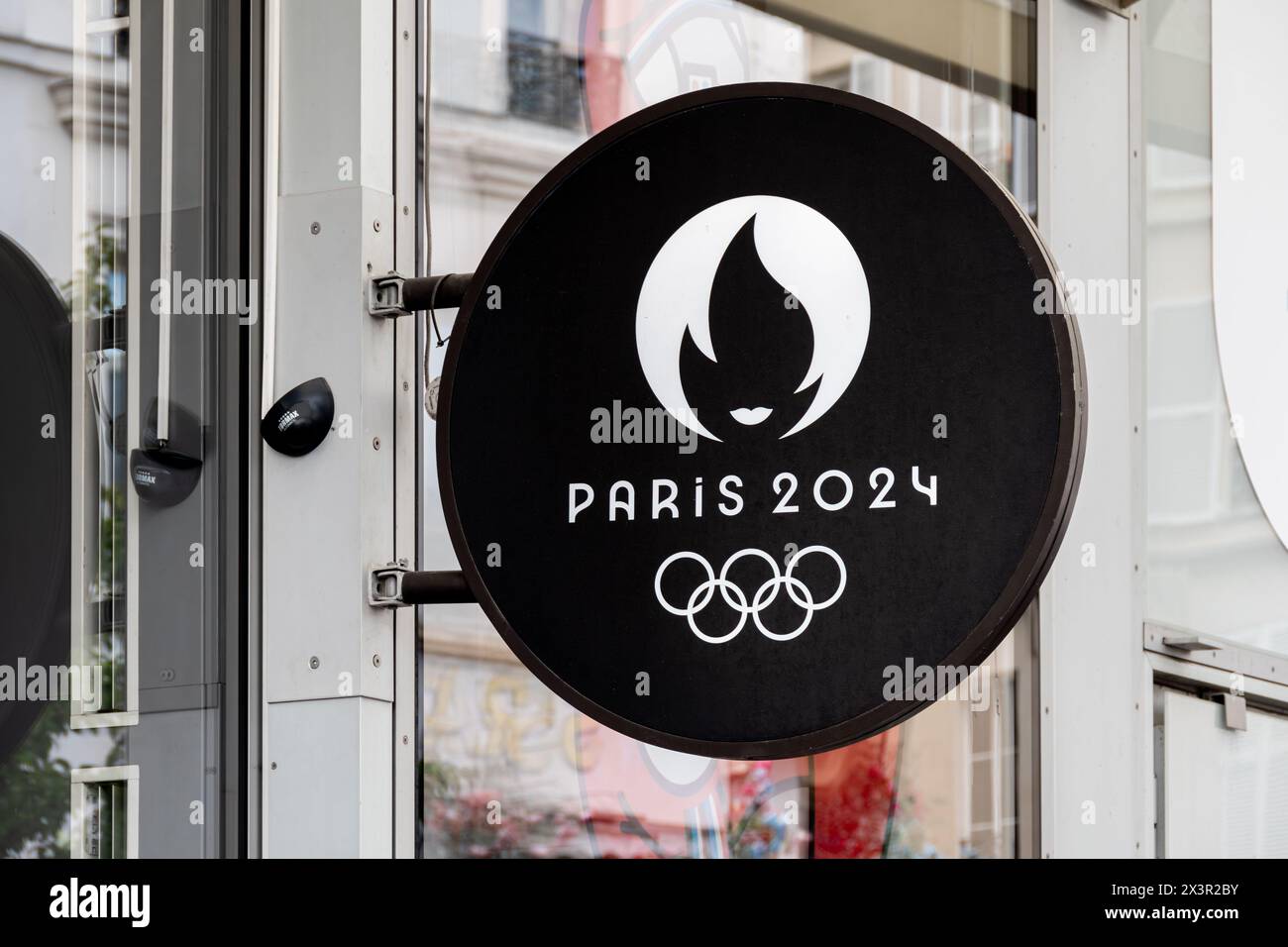 Segno del negozio ufficiale dei Giochi olimpici e paraolimpici estivi di Parigi 2024 con il logo ufficiale e gli anelli olimpici, Parigi, Francia Foto Stock
