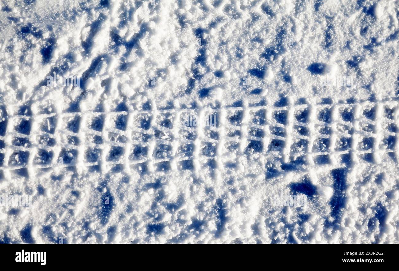 piste ciclabili nella neve fresca Foto Stock