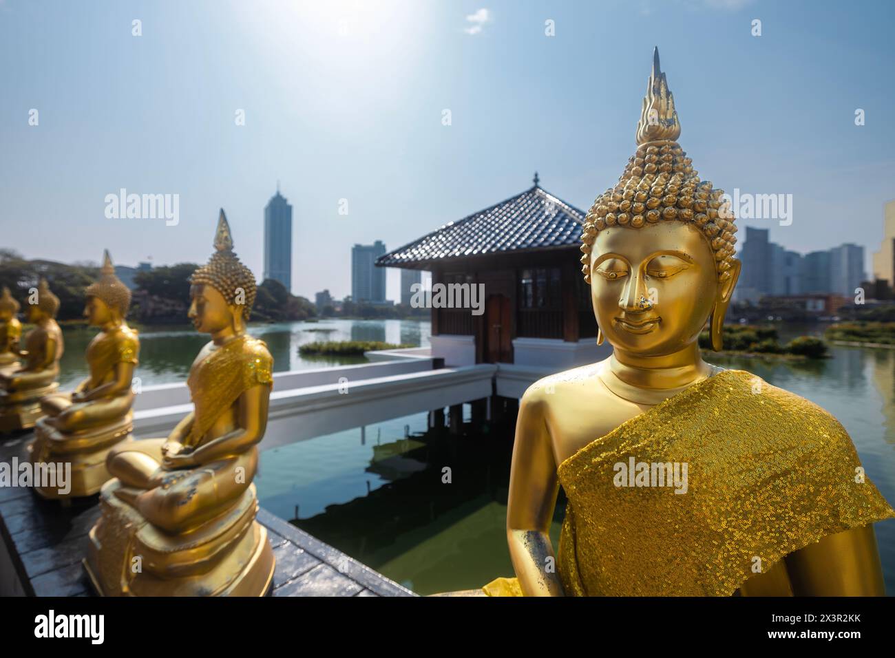 Tempio buddista sul lago nel centro di Colombo. Tempio Seema Malaka nello Sri Lanka. Foto Stock